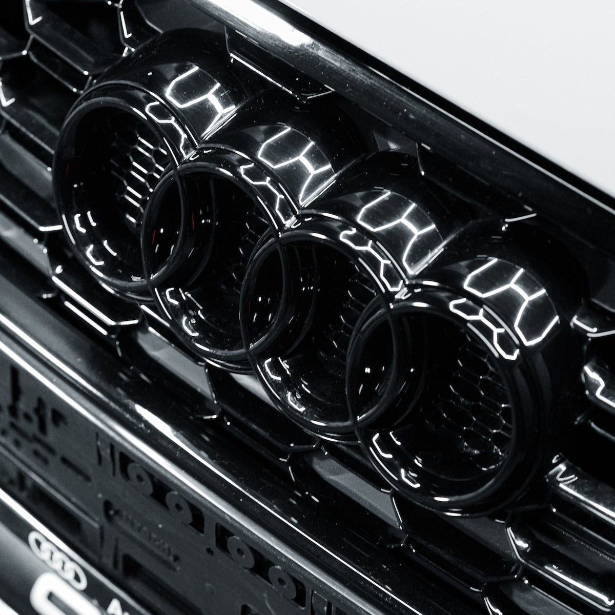 Emblème Blackline Logo noir avec les anneaux de calandre Audi d'origine en  noir édition noire.